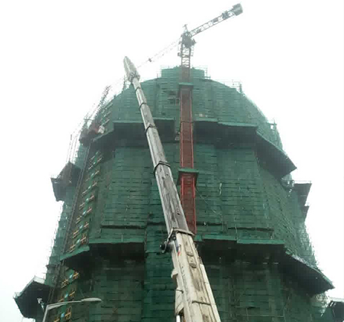 五指山吊车在工地上作业